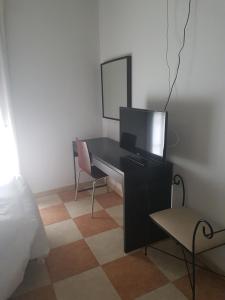 TV a/nebo společenská místnost v ubytování Hostal Cabañas