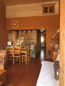 - une cuisine et une salle à manger avec une table et des chaises dans l'établissement la cabaña de gredos, à San Martín de la Vega del Alberche