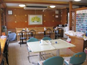 una sala da pranzo con tavoli e sedie in un ristorante di Hotel Viva Nikko a Nikko