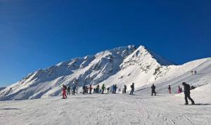 バンスコにあるFortuna Luxury Apartmentの雪山に立つ群衆