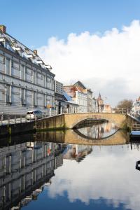 een brug over een rivier in een stad bij Huis Sint-Andriescruyse in Brugge