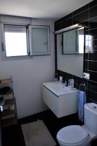A bathroom at Marenia, dúplex en primera línea de playa