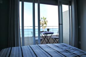A bed or beds in a room at Marenia, dúplex en primera línea de playa