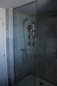 A bathroom at Marenia, dúplex en primera línea de playa