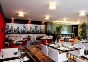 فندق ديمورا في أنقرة: مطعم فيه طاولات وكراسي في الغرفة