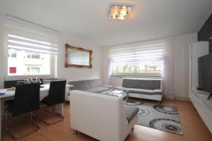ein Wohnzimmer mit einem Sofa und einem Tisch in der Unterkunft ProFair Apartments - room agency in Hannover