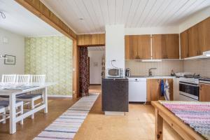 Kuchyň nebo kuchyňský kout v ubytování Nivagården