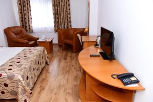 Zimmer mit Schreibtisch und Telefon in der Unterkunft Hotel Select in Tulcea