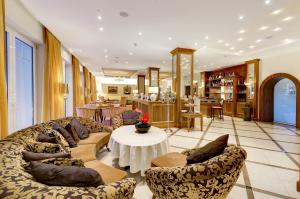 Kurhotel Zink e. K. في باد فسينغ: غرفة معيشة مع كنبتين وطاولة