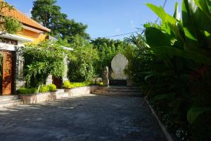 Zahrada ubytování Ocho Bali Surf Camp