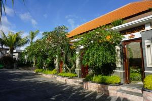 Zahrada ubytování Ocho Bali Surf Camp