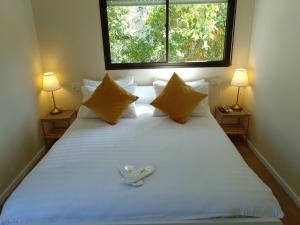 Un pat sau paturi într-o cameră la Rothschild Luxury Suite Haifa