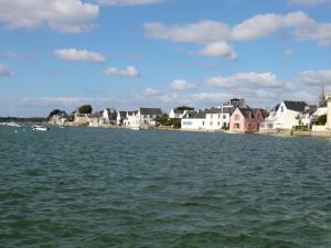 una gran cantidad de agua con casas y una ciudad en à 50 mètres de la plage, en Île-Tudy