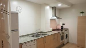 Una cocina o zona de cocina en Apartamentos Puerta Muralla