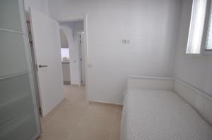 biały pokój z łóżkiem i oknem w obiekcie Las Vistas Sunset Sea View w Aronie
