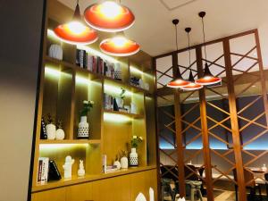 ein Raum mit mehreren Lampen, die von der Decke hängen in der Unterkunft Borrman International Hotel Canton Tower Chigang Metro Station Flagship Branch in Guangzhou