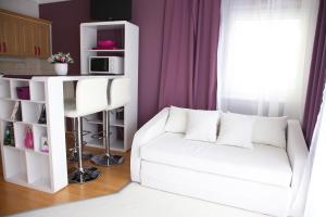 A seating area at Lila Apartman