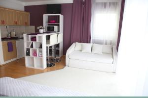 A bed or beds in a room at Lila Apartman
