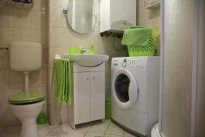 A bathroom at Lila Apartman