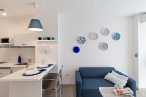 ベナルマデナにあるCozy Flat Simona Costa del Solのリビングルーム(青いソファ付)、キッチン