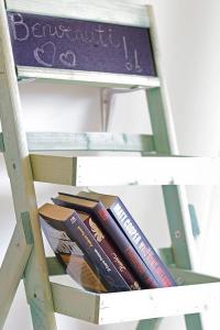 una pila de libros sentados en una silla en Cozy Flat Simona Costa del Sol, en Benalmádena