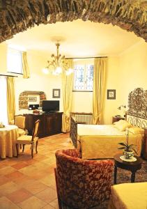 a bedroom with two beds and a living room at Il Giardino Incantato in Monterosso al Mare
