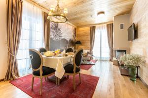 Televízia a/alebo spoločenská miestnosť v ubytovaní Fenomen Plitvice Resort