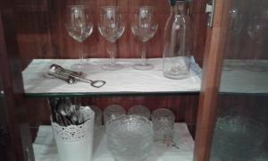 クレムス・アン・デア・ドナウにあるHaus der Erholung Westのワイングラスなどの品が入った棚