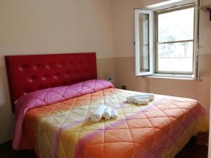 1 dormitorio con 1 cama con 2 toallas en Agriturismo Longetti, en Asís