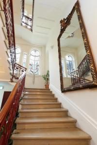 un miroir sur le mur à côté d'un escalier dans l'établissement Hotel Rio Muralto, à Locarno