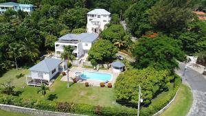 uma vista aérea de uma casa com piscina em All Nations Guest House em Port Antonio