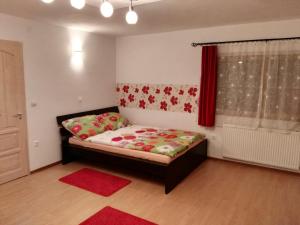 sypialnia z łóżkiem i czerwoną zasłoną w obiekcie Sofias Apartment w mieście Bad Goisern