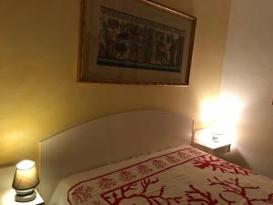 斯廷蒂諾的住宿－Villino Rosa，一间卧室,两边都配有一张床和两盏灯