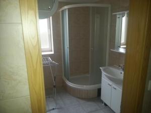 Vannituba majutusasutuses SOSTANJ VELENJE RAVNE SOBE ROOMS Vrtacnik d o o