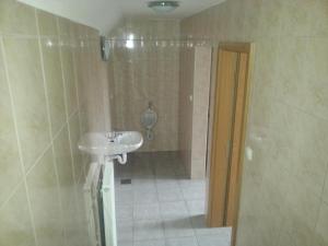 Vannituba majutusasutuses SOSTANJ VELENJE RAVNE SOBE ROOMS Vrtacnik d o o