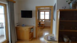 Televízia a/alebo spoločenská miestnosť v ubytovaní Großglocknerappartement