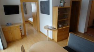 Televízia a/alebo spoločenská miestnosť v ubytovaní Großglocknerappartement