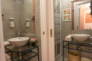 ポルトにあるOporto Centre Clean & Cozy Apt 2の洗面台が2つと鏡があるバスルーム