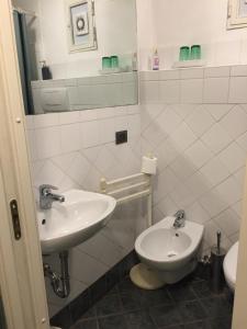 a bathroom with a sink and a toilet at All' Ombra del Portico in Bologna