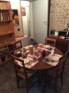 una mesa de comedor con platos y utensilios. en All' Ombra del Portico, en Bolonia