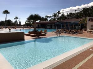 una gran piscina junto a un complejo en San Agustin sea view, en San Agustín