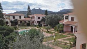 vista su una villa con piscina di Appartamenti Sardegna a Porto San Paolo