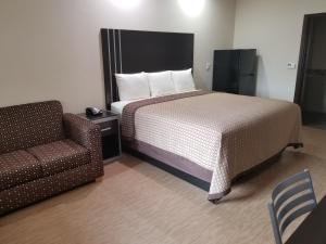 Katil atau katil-katil dalam bilik di Scottish Inns & Suites