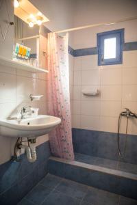 Koupelna v ubytování Togias Hotel