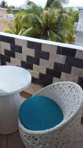 Rõdu või terrass majutusasutuses Krishangel Beach Apartment