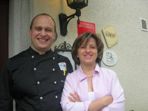 een man en een vrouw die poseren voor een foto bij Landhotel Gasthof Bauböck in Andorf