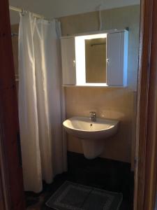 La salle de bains est pourvue d'un lavabo et d'un miroir. dans l'établissement Kolios View, à Kolios