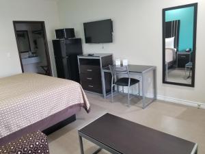 TV a/nebo společenská místnost v ubytování Scottish Inns & Suites