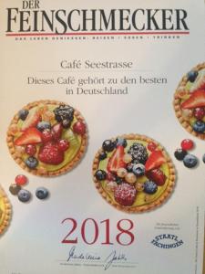 un signe avec trois tartes avec des fruits sur elles dans l'établissement Cafe´Seestrasse, à Magdebourg