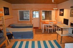 a living room with a table and a dining room at Vuosnaisten Meriasema in Kustavi